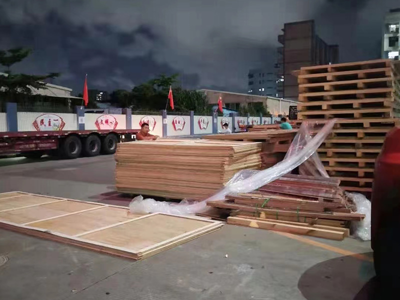 深圳石岩某(mǒu)重型設備包(bao)裝